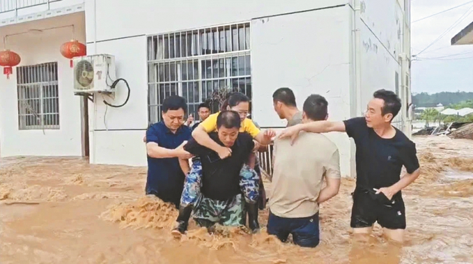 陽湖鎮黨員干部帶頭救助受災群眾。 （屯溪區委組織部供圖）.jpg